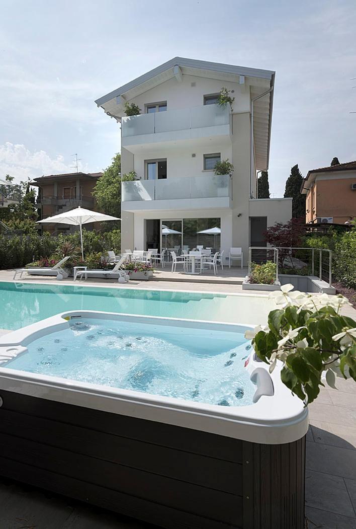 Viola Relais Desenzano del Garda Exterior foto