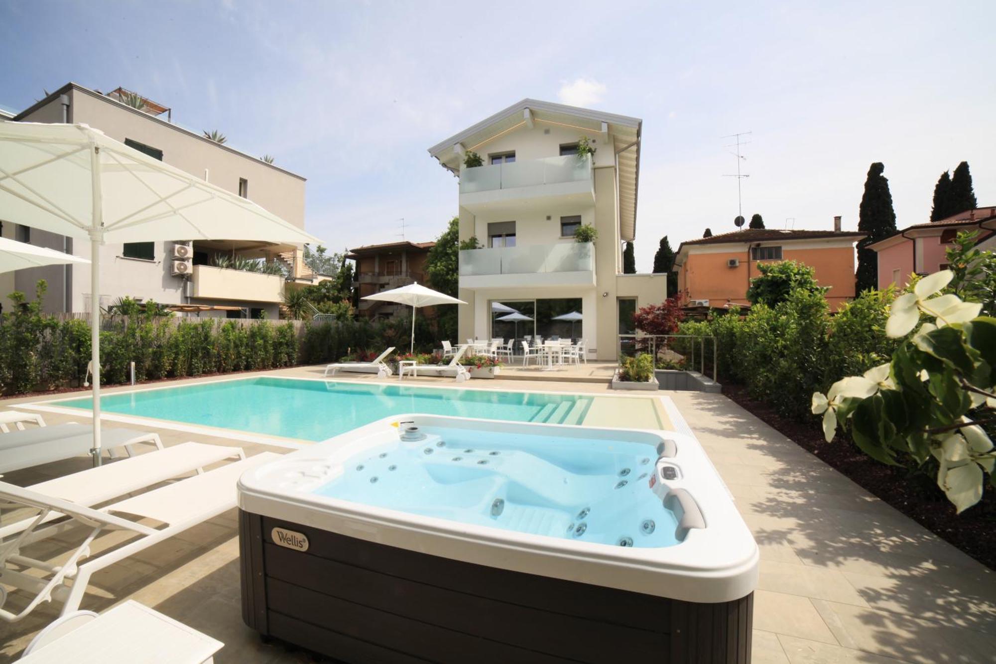 Viola Relais Desenzano del Garda Exterior foto
