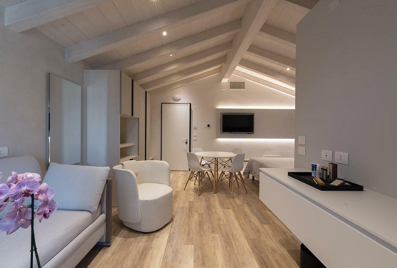 Viola Relais Desenzano del Garda Exterior foto